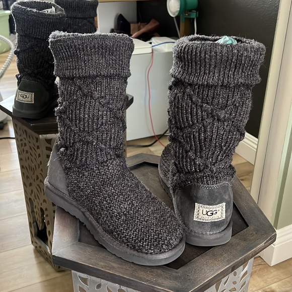 🔥1 hour sale - UGG, sweater boots, size 8